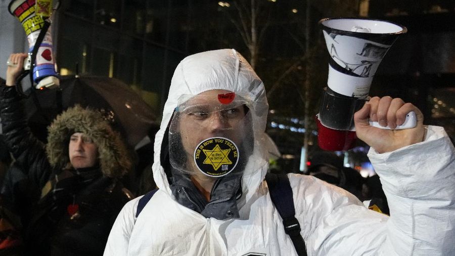 Protestors make noise during a demonstration against COVID-19 restrictions outside a ministry building where caretaker Prime Minister Mark Rutte and caretaker Health Minister Hugo de Jonge announced an extension of the partial lockdown in The Hague, Netherlands, Friday, Nov. 26, 2021. (AP Photo/Peter Dejong)