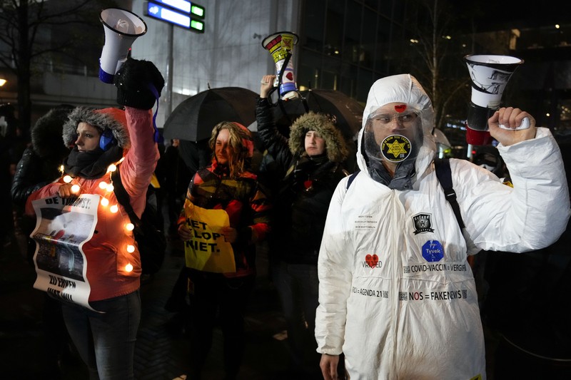 People take part in a protest following Dutch Prime Minister Mark Rutte's announcement of new measures to fight a record surge in coronavirus disease (COVID-19) infections, in The Hague, Netherlands, November 26, 2021. REUTERS/Eva Plevier