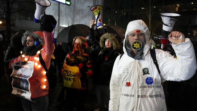 People take part in a protest following Dutch Prime Minister Mark Rutte's announcement of new measures to fight a record surge in coronavirus disease (COVID-19) infections, in The Hague, Netherlands, November 26, 2021. REUTERS/Eva Plevier