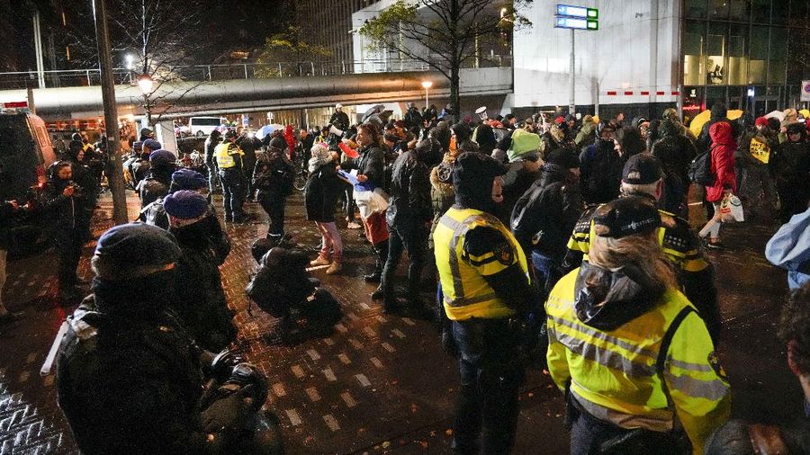 People take part in a protest following Dutch Prime Minister Mark Rutte's announcement of new measures to fight a record surge in coronavirus disease (COVID-19) infections, in The Hague, Netherlands, November 26, 2021. REUTERS/Eva Plevier