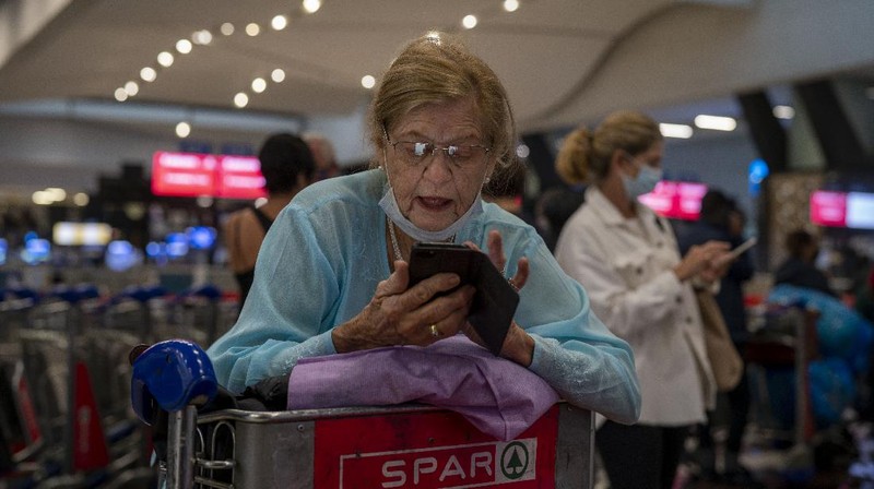 People lineup to get on the Air France flight to Paris at OR Tambo's airport in Johannesburg, South Africa', Friday Nov. 26, 2021. A slew of nations moved to stop air travel from southern Africa on Friday in reaction to news of a new, potentially more transmissible COVID-19 variant that has been detected in South Africa. Scientists say it is a concern because of its high number of mutations and rapid spread among young people in Gauteng, the country's most populous province. (AP Photo/Jerome Delay)