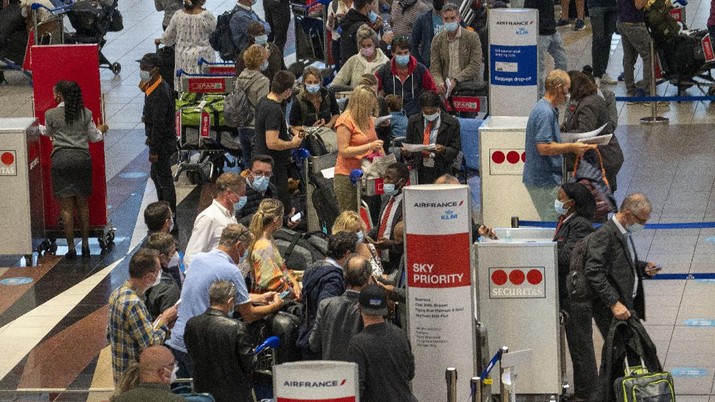 Virus Outbreak New Variant People lineup to get on the Air France flight to Paris at OR Tambo's airport in Johannesburg, South Africa', Friday Nov. 26, 2021. A slew of nations moved to stop air travel from southern Africa on Friday in reaction to news of a new, potentially more transmissible COVID-19 variant that has been detected in South Africa. Scientists say it is a concern because of its high number of mutations and rapid spread among young people in Gauteng, the country's most populous province. (AP Photo/Jerome Delay)
