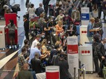 Padat! Penampakan Tertahannya Warga Eropa di Bandara Afsel