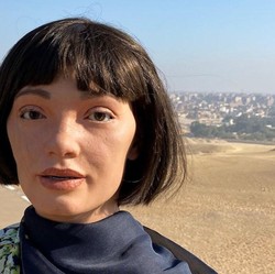 Makin Mirip Manusia, Robot Ini Bisa Buat Puisi & Lukisan