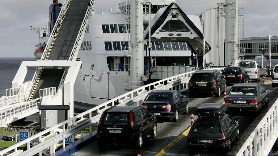 ** ARCHIV ** Eine Autofaehre von 