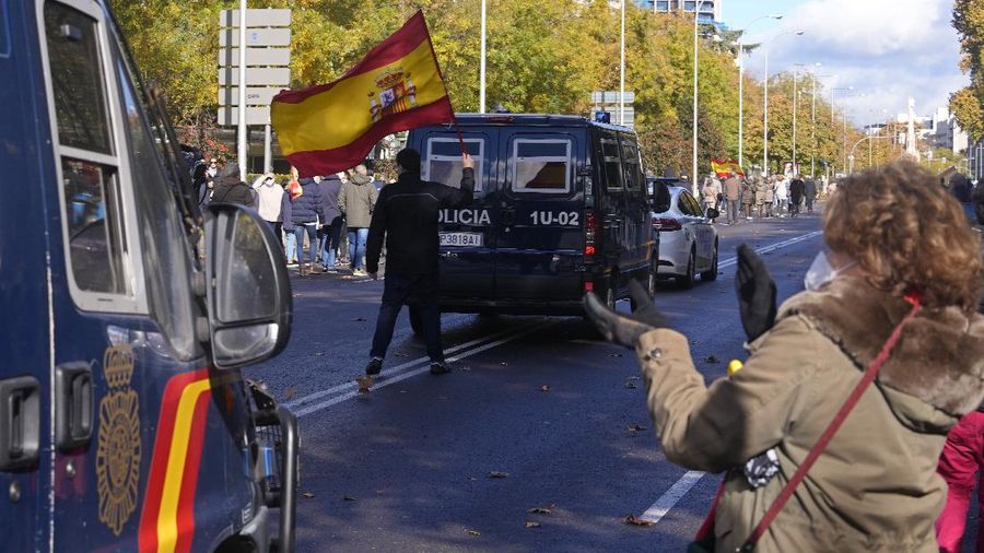 Police march past the Spanish parliament during a protest march in Madrid, Spain, Saturday, Nov. 27, 2021. Tens of thousands of Spanish police officers and their supporters rallied in Madrid on Saturday to protest against government plans to reform a controversial security law known by critics as the “gag law.”  (AP Photo/Paul White)