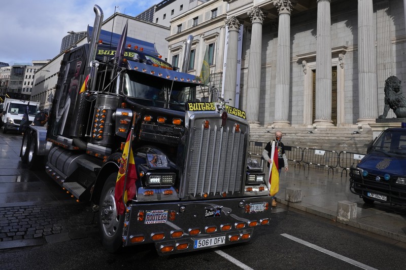 Spain Police Protest Police march past the Spanish parliament during a protest march in Madrid, Spain, Saturday, Nov. 27, 2021. Tens of thousands of Spanish police officers and their supporters rallied in Madrid on Saturday to protest against government plans to reform a controversial security law known by critics as the “gag law.” (AP Photo/Paul White)
