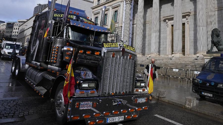 Police march past the Spanish parliament during a protest march in Madrid, Spain, Saturday, Nov. 27, 2021. Tens of thousands of Spanish police officers and their supporters rallied in Madrid on Saturday to protest against government plans to reform a controversial security law known by critics as the “gag law.”  (AP Photo/Paul White)