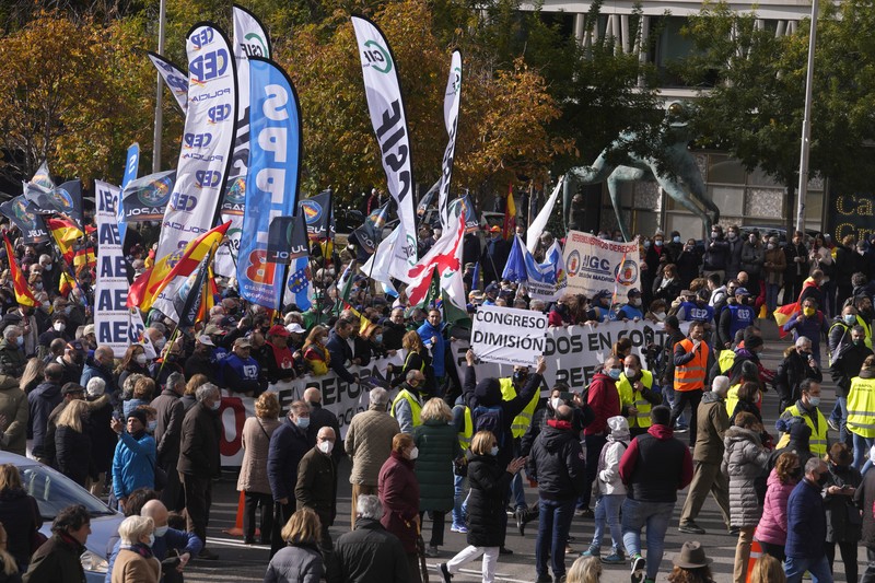 Spain Police Protest Police march past the Spanish parliament during a protest march in Madrid, Spain, Saturday, Nov. 27, 2021. Tens of thousands of Spanish police officers and their supporters rallied in Madrid on Saturday to protest against government plans to reform a controversial security law known by critics as the “gag law.” (AP Photo/Paul White)