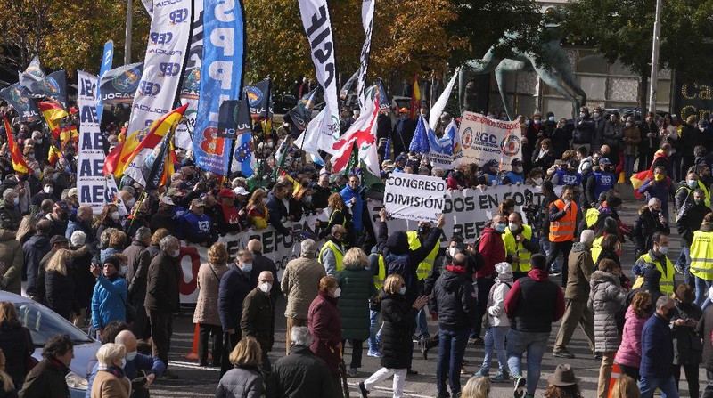 Police march past the Spanish parliament during a protest march in Madrid, Spain, Saturday, Nov. 27, 2021. Tens of thousands of Spanish police officers and their supporters rallied in Madrid on Saturday to protest against government plans to reform a controversial security law known by critics as the “gag law.”  (AP Photo/Paul White)