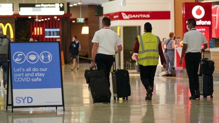 Australia juga mendeteksi dua kasus Covid-19 baru. Kedua kasus ini terdeteksi lewat pengecekan terhadap penumpang yang berasal dari wilayah selatan Afrika menuju Sydney. (AP/Mark Baker)