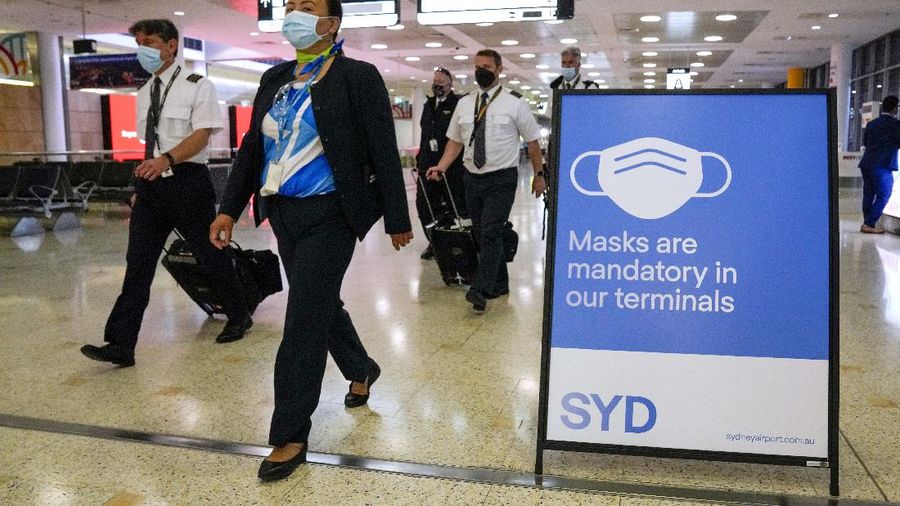 Australia juga mendeteksi dua kasus Covid-19 baru. Kedua kasus ini terdeteksi lewat pengecekan terhadap penumpang yang berasal dari wilayah selatan Afrika menuju Sydney. (AP/Mark Baker)