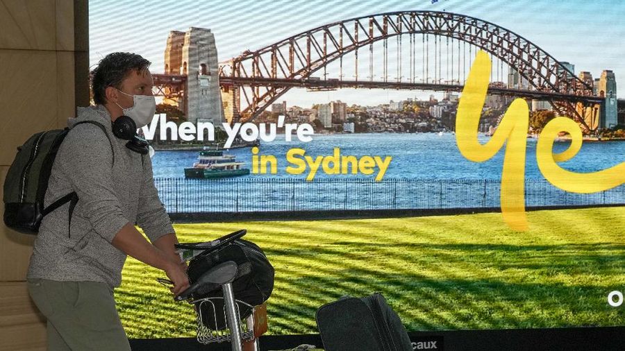 Australia juga mendeteksi dua kasus Covid-19 baru. Kedua kasus ini terdeteksi lewat pengecekan terhadap penumpang yang berasal dari wilayah selatan Afrika menuju Sydney. (AP/Mark Baker)