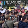 Demo Buruh Memanas, Saling Dorong dengan Aparat di Balai Kota