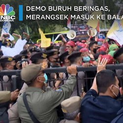 Demo Buruh Memanas, Saling Dorong dengan Aparat di Balai Kota