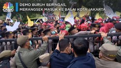 Demo Buruh Memanas, Saling Dorong dengan Aparat di Balai Kota