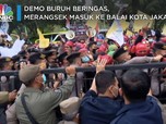 Demo Buruh Memanas, Saling Dorong dengan Aparat di Balai Kota