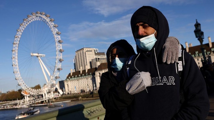 Omicron sars-CoV-2 memasuki Inggris. (REUTERS/TOM NICHOLSON) Omicron sars-CoV-2 memasuki Inggris. (REUTERS/TOM NICHOLSON)