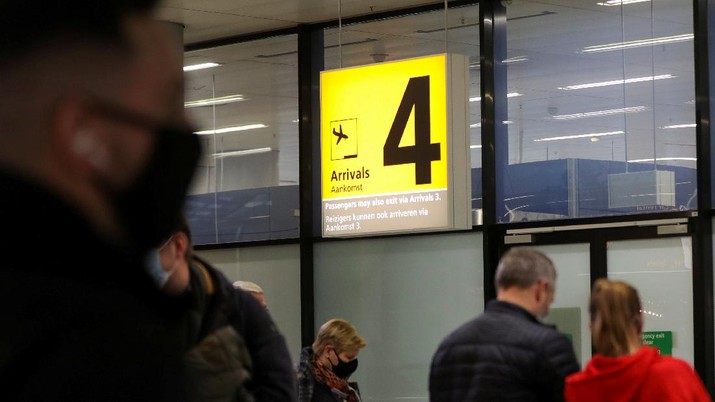 Otoritas Belanda mendeteksi 13 kasus positif virus Corona (COVID-19) varian Omicron dari dua penerbangan asal Afrika Selatan (Afsel). (REUTERS/EVA PLEVIER) Otoritas Belanda mendeteksi 13 kasus positif virus Corona (COVID-19) varian Omicron dari dua penerbangan asal Afrika Selatan (Afsel). (REUTERS/EVA PLEVIER)
