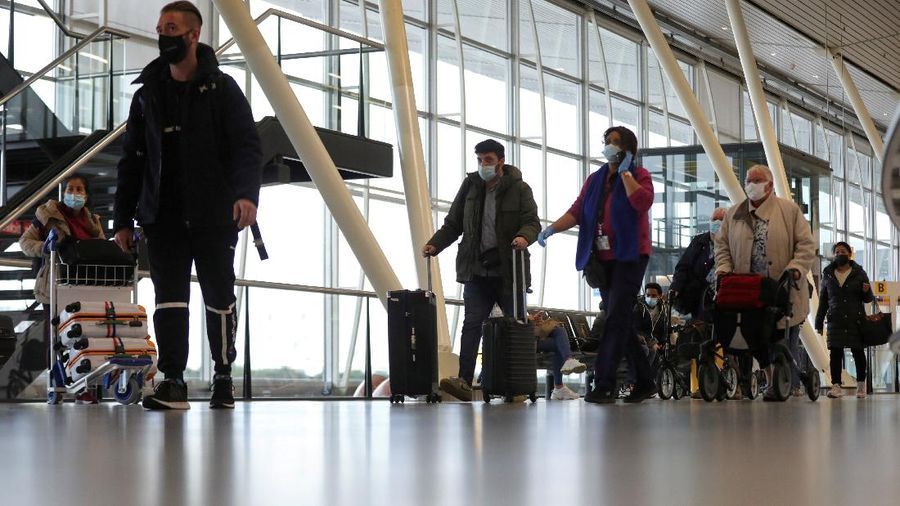Otoritas Belanda mendeteksi 13 kasus positif virus Corona (COVID-19) varian Omicron dari dua penerbangan asal Afrika Selatan (Afsel). (REUTERS/EVA PLEVIER)