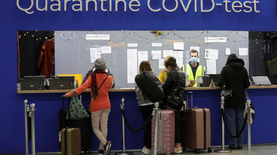 Otoritas Belanda mendeteksi 13 kasus positif virus Corona (COVID-19) varian Omicron dari dua penerbangan asal Afrika Selatan (Afsel). (REUTERS/EVA PLEVIER)