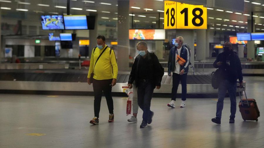 Otoritas Belanda mendeteksi 13 kasus positif virus Corona (COVID-19) varian Omicron dari dua penerbangan asal Afrika Selatan (Afsel). (REUTERS/EVA PLEVIER)