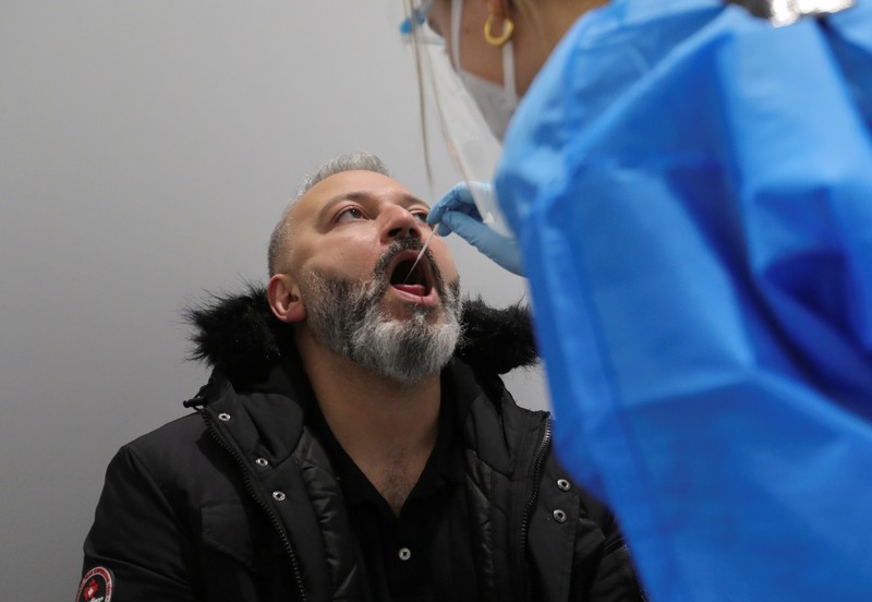 Otoritas Belanda mendeteksi 13 kasus positif virus Corona (COVID-19) varian Omicron dari dua penerbangan asal Afrika Selatan (Afsel). (REUTERS/EVA PLEVIER) Otoritas Belanda mendeteksi 13 kasus positif virus Corona (COVID-19) varian Omicron dari dua penerbangan asal Afrika Selatan (Afsel). (REUTERS/EVA PLEVIER)