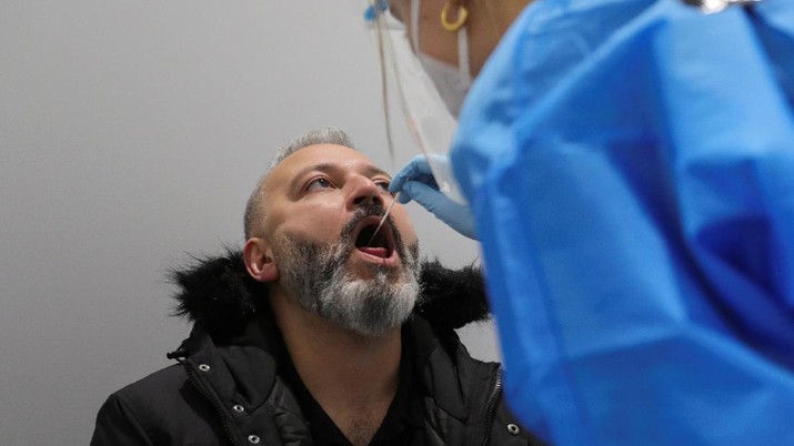 Otoritas Belanda mendeteksi 13 kasus positif virus Corona (COVID-19) varian Omicron dari dua penerbangan asal Afrika Selatan (Afsel). (REUTERS/EVA PLEVIER) Otoritas Belanda mendeteksi 13 kasus positif virus Corona (COVID-19) varian Omicron dari dua penerbangan asal Afrika Selatan (Afsel). (REUTERS/EVA PLEVIER)