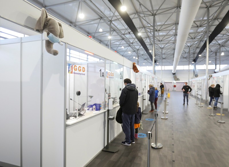 Otoritas Belanda mendeteksi 13 kasus positif virus Corona (COVID-19) varian Omicron dari dua penerbangan asal Afrika Selatan (Afsel). (REUTERS/EVA PLEVIER) Otoritas Belanda mendeteksi 13 kasus positif virus Corona (COVID-19) varian Omicron dari dua penerbangan asal Afrika Selatan (Afsel). (REUTERS/EVA PLEVIER)