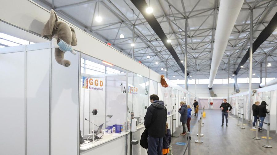 Otoritas Belanda mendeteksi 13 kasus positif virus Corona (COVID-19) varian Omicron dari dua penerbangan asal Afrika Selatan (Afsel). (REUTERS/EVA PLEVIER)
