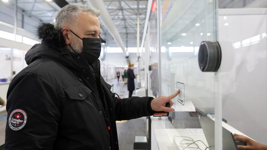 Otoritas Belanda mendeteksi 13 kasus positif virus Corona (COVID-19) varian Omicron dari dua penerbangan asal Afrika Selatan (Afsel). (REUTERS/EVA PLEVIER)