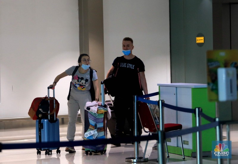 Penumpang WNA tengah berjalan saat tiba di ruang kedatangan di Terminal 3 Bandara Soetta, Tangerang, Banten, Senin (29/11/2021). Pemerintah memutuskan untuk menambah waktu karantina bagi WNA dan WNI yang masuk ke Indonesia untuk mencegah penyebaran Covid-19 varian baru, Omicron. (CNBC Indonesia/Muhammad Sabki) Penumpang WNA tengah berjalan saat tiba di ruang kedatangan di Terminal 3 Bandara Soetta, Tangerang, Banten, Senin (29/11/2021). Pemerintah memutuskan untuk menambah waktu karantina bagi WNA dan WNI yang masuk ke Indonesia untuk mencegah penyebaran Covid-19 varian baru, Omicron. (CNBC Indonesia/Muhammad Sabki)