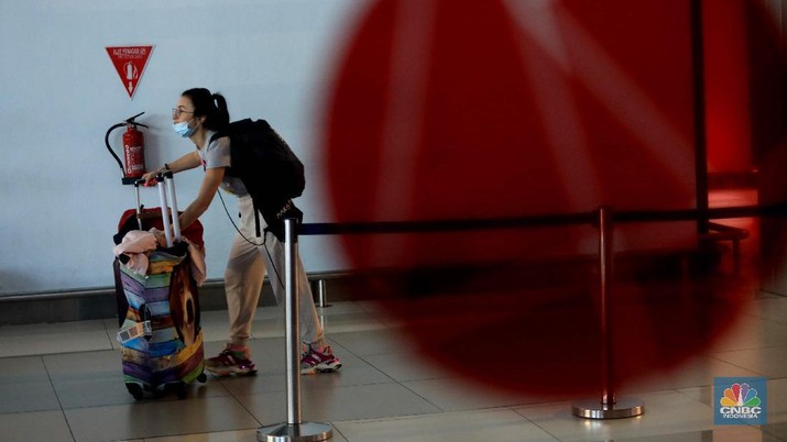 Penumpang WNA tengah berjalan saat tiba di ruang kedatangan di Terminal 3 Bandara Soetta, Tangerang, Banten, Senin (29/11/2021). Pemerintah memutuskan untuk menambah waktu karantina bagi WNA dan WNI yang masuk ke Indonesia untuk mencegah penyebaran Covid-19 varian baru, Omicron. (CNBC Indonesia/Muhammad Sabki) Penumpang WNA tengah berjalan saat tiba di ruang kedatangan di Terminal 3 Bandara Soetta, Tangerang, Banten, Senin (29/11/2021). Pemerintah memutuskan untuk menambah waktu karantina bagi WNA dan WNI yang masuk ke Indonesia untuk mencegah penyebaran Covid-19 varian baru, Omicron. (CNBC Indonesia/Muhammad Sabki)