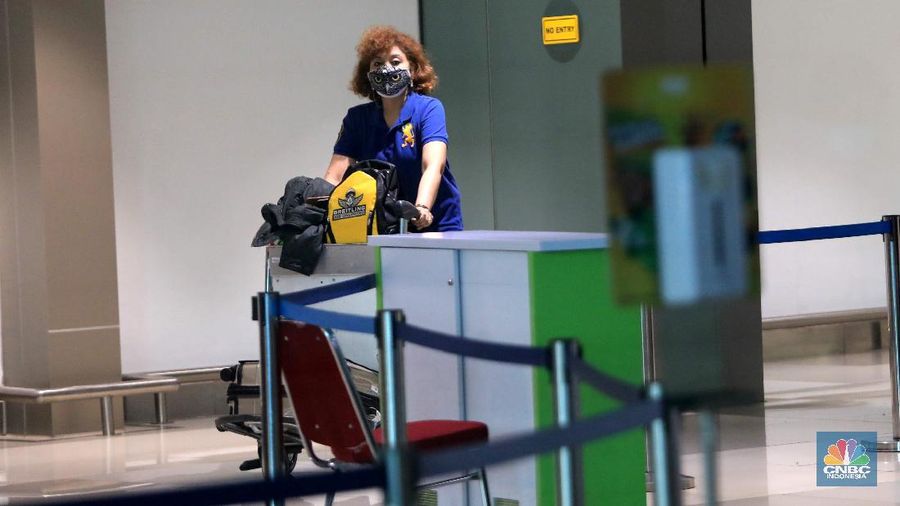 Penumpang WNA tengah berjalan saat tiba di ruang kedatangan di Terminal 3 Bandara Soetta, Tangerang, Banten, Senin (29/11/2021). Pemerintah memutuskan untuk menambah waktu karantina bagi WNA dan WNI yang masuk ke Indonesia untuk mencegah penyebaran Covid-19 varian baru, Omicron. (CNBC Indonesia/Muhammad Sabki)