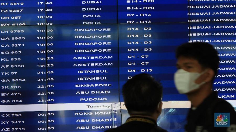 Penumpang WNA tengah berjalan saat tiba di ruang kedatangan di Terminal 3 Bandara Soetta, Tangerang, Banten, Senin (29/11/2021). Pemerintah memutuskan untuk menambah waktu karantina bagi WNA dan WNI yang masuk ke Indonesia untuk mencegah penyebaran Covid-19 varian baru, Omicron. (CNBC Indonesia/Muhammad Sabki)