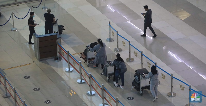 Penumpang WNA tengah berjalan saat tiba di ruang kedatangan di Terminal 3 Bandara Soetta, Tangerang, Banten, Senin (29/11/2021). Pemerintah memutuskan untuk menambah waktu karantina bagi WNA dan WNI yang masuk ke Indonesia untuk mencegah penyebaran Covid-19 varian baru, Omicron. (CNBC Indonesia/Muhammad Sabki) Penumpang WNA tengah berjalan saat tiba di ruang kedatangan di Terminal 3 Bandara Soetta, Tangerang, Banten, Senin (29/11/2021). Pemerintah memutuskan untuk menambah waktu karantina bagi WNA dan WNI yang masuk ke Indonesia untuk mencegah penyebaran Covid-19 varian baru, Omicron. (CNBC Indonesia/Muhammad Sabki)