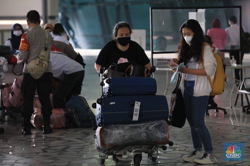 Penumpang WNA tengah berjalan saat tiba di ruang kedatangan di Terminal 3 Bandara Soetta, Tangerang, Banten, Senin (29/11/2021). Pemerintah memutuskan untuk menambah waktu karantina bagi WNA dan WNI yang masuk ke Indonesia untuk mencegah penyebaran Covid-19 varian baru, Omicron. (CNBC Indonesia/Muhammad Sabki) Penumpang WNA tengah berjalan saat tiba di ruang kedatangan di Terminal 3 Bandara Soetta, Tangerang, Banten, Senin (29/11/2021). Pemerintah memutuskan untuk menambah waktu karantina bagi WNA dan WNI yang masuk ke Indonesia untuk mencegah penyebaran Covid-19 varian baru, Omicron. (CNBC Indonesia/Muhammad Sabki)
