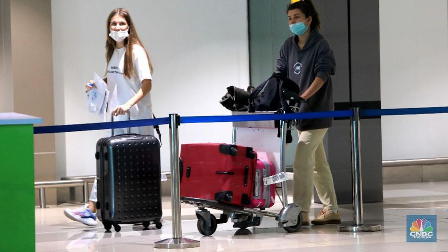 Penumpang WNA tengah berjalan saat tiba di ruang kedatangan di Terminal 3 Bandara Soetta, Tangerang, Banten, Senin (29/11/2021). Pemerintah memutuskan untuk menambah waktu karantina bagi WNA dan WNI yang masuk ke Indonesia untuk mencegah penyebaran Covid-19 varian baru, Omicron. (CNBC Indonesia/Muhammad Sabki)