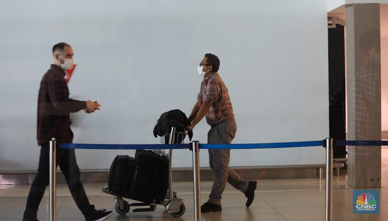 Penumpang WNA tengah berjalan saat tiba di ruang kedatangan di Terminal 3 Bandara Soetta, Tangerang, Banten, Senin (29/11/2021). Pemerintah memutuskan untuk menambah waktu karantina bagi WNA dan WNI yang masuk ke Indonesia untuk mencegah penyebaran Covid-19 varian baru, Omicron. (CNBC Indonesia/Muhammad Sabki) Penumpang WNA tengah berjalan saat tiba di ruang kedatangan di Terminal 3 Bandara Soetta, Tangerang, Banten, Senin (29/11/2021). Pemerintah memutuskan untuk menambah waktu karantina bagi WNA dan WNI yang masuk ke Indonesia untuk mencegah penyebaran Covid-19 varian baru, Omicron. (CNBC Indonesia/Muhammad Sabki)