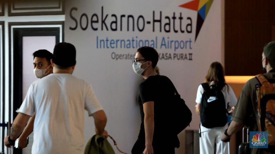 Penumpang WNA tengah berjalan saat tiba di ruang kedatangan di Terminal 3 Bandara Soetta, Tangerang, Banten, Senin (29/11/2021). Pemerintah memutuskan untuk menambah waktu karantina bagi WNA dan WNI yang masuk ke Indonesia untuk mencegah penyebaran Covid-19 varian baru, Omicron. (CNBC Indonesia/Muhammad Sabki)