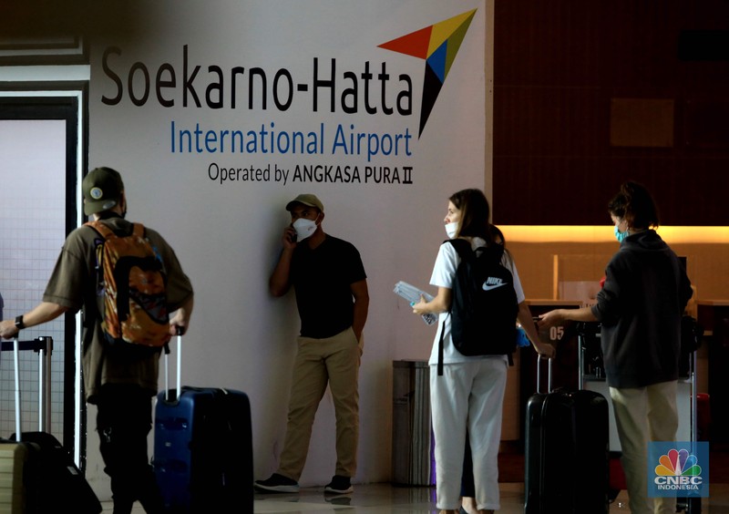 Penumpang WNA tengah berjalan saat tiba di ruang kedatangan di Terminal 3 Bandara Soetta, Tangerang, Banten, Senin (29/11/2021). Pemerintah memutuskan untuk menambah waktu karantina bagi WNA dan WNI yang masuk ke Indonesia untuk mencegah penyebaran Covid-19 varian baru, Omicron. (CNBC Indonesia/Muhammad Sabki) Penumpang WNA tengah berjalan saat tiba di ruang kedatangan di Terminal 3 Bandara Soetta, Tangerang, Banten, Senin (29/11/2021). Pemerintah memutuskan untuk menambah waktu karantina bagi WNA dan WNI yang masuk ke Indonesia untuk mencegah penyebaran Covid-19 varian baru, Omicron. (CNBC Indonesia/Muhammad Sabki)