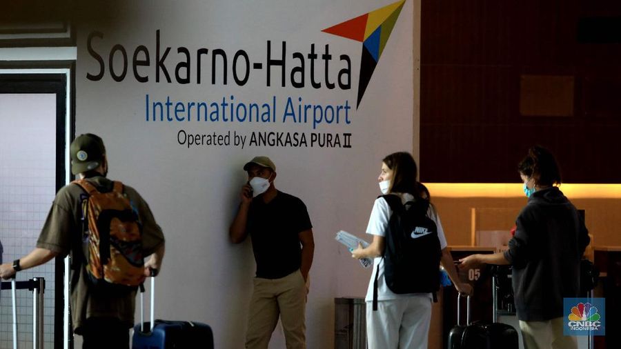 Penumpang WNA tengah berjalan saat tiba di ruang kedatangan di Terminal 3 Bandara Soetta, Tangerang, Banten, Senin (29/11/2021). Pemerintah memutuskan untuk menambah waktu karantina bagi WNA dan WNI yang masuk ke Indonesia untuk mencegah penyebaran Covid-19 varian baru, Omicron. (²©²ÊÍøÕ¾/Muhammad Sabki)