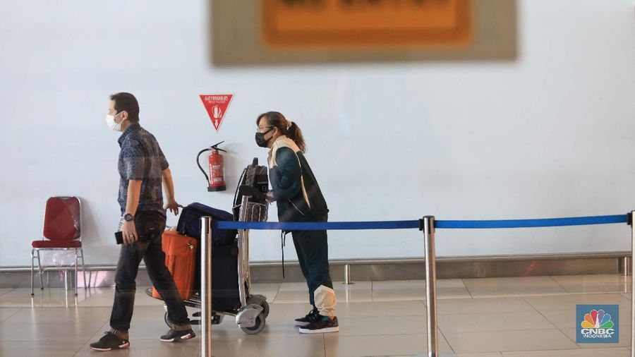 Penumpang WNA tengah berjalan saat tiba di ruang kedatangan di Terminal 3 Bandara Soetta, Tangerang, Banten, Senin (29/11/2021). Pemerintah memutuskan untuk menambah waktu karantina bagi WNA dan WNI yang masuk ke Indonesia untuk mencegah penyebaran Covid-19 varian baru, Omicron. (CNBC Indonesia/Muhammad Sabki)