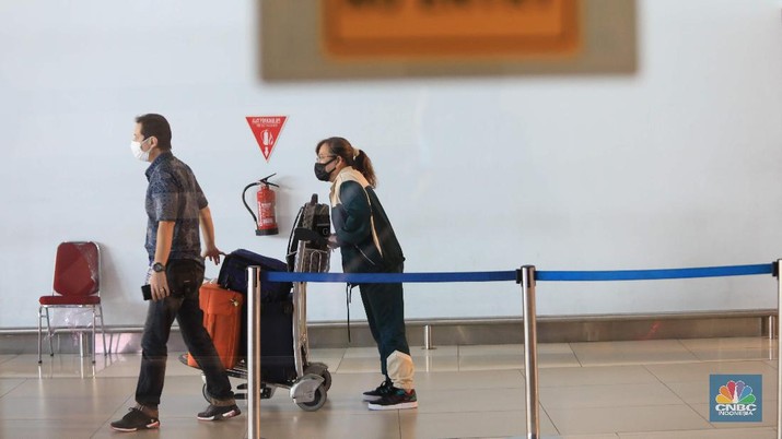 Penumpang WNA tengah berjalan saat tiba di ruang kedatangan di Terminal 3 Bandara Soetta, Tangerang, Banten, Senin (29/11/2021). Pemerintah memutuskan untuk menambah waktu karantina bagi WNA dan WNI yang masuk ke Indonesia untuk mencegah penyebaran Covid-19 varian baru, Omicron. (CNBC Indonesia/Muhammad Sabki) Penumpang WNA tengah berjalan saat tiba di ruang kedatangan di Terminal 3 Bandara Soetta, Tangerang, Banten, Senin (29/11/2021). Pemerintah memutuskan untuk menambah waktu karantina bagi WNA dan WNI yang masuk ke Indonesia untuk mencegah penyebaran Covid-19 varian baru, Omicron. (CNBC Indonesia/Muhammad Sabki)