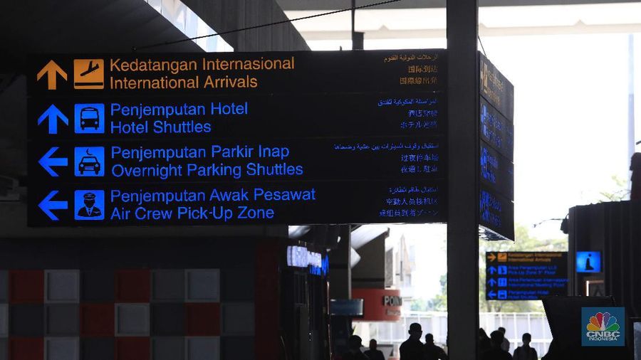 Penumpang WNA tengah berjalan saat tiba di ruang kedatangan di Terminal 3 Bandara Soetta, Tangerang, Banten, Senin (29/11/2021). Pemerintah memutuskan untuk menambah waktu karantina bagi WNA dan WNI yang masuk ke Indonesia untuk mencegah penyebaran Covid-19 varian baru, Omicron. (CNBC Indonesia/Muhammad Sabki)