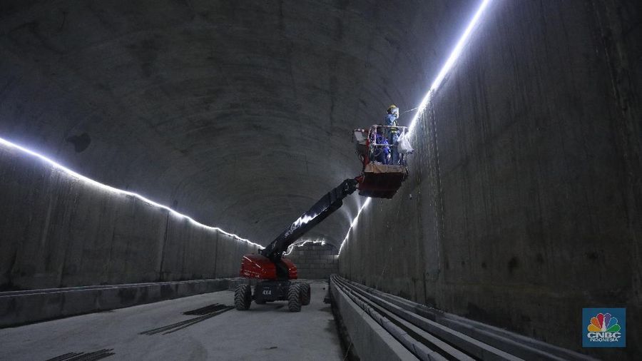 Proyek Kereta Cepat Jakarta Bandung (KCJB) di Jakarta, Senin (29/11/2021). (CNBC Indonesia/Andrean Kristianto)