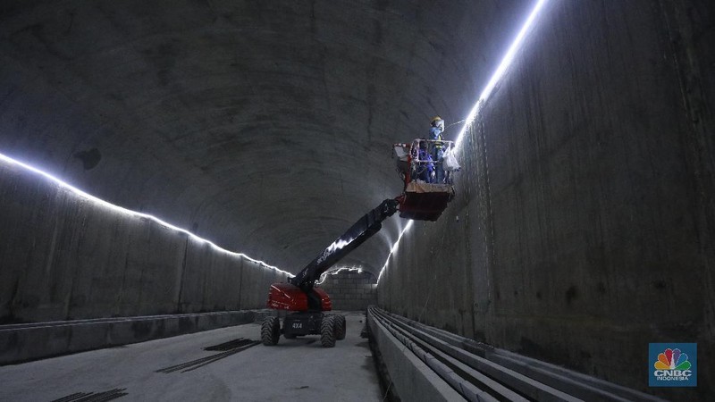 Proyek Kereta Cepat Jakarta Bandung (KCJB) di Jakarta, Senin (29/11/2021). (CNBC Indonesia/Andrean Kristianto)