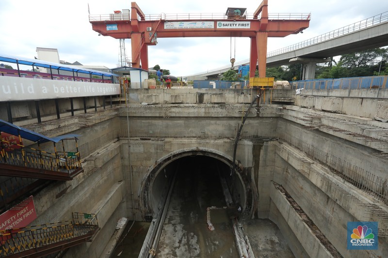 Proyek Kereta Cepat Jakarta Bandung (KCJB) di Jakarta, Senin (29/11/2021). (CNBC Indonesia/Andrean Kristianto)