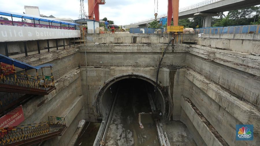 Proyek Kereta Cepat Jakarta Bandung (KCJB) di Jakarta, Senin (29/11/2021). (CNBC Indonesia/Andrean Kristianto)