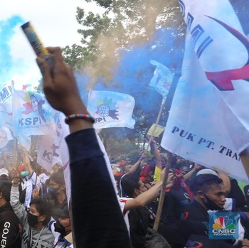 Potret Ratusan Buruh 'Geruduk' Kantor Anies, Tolak UMP 2022!